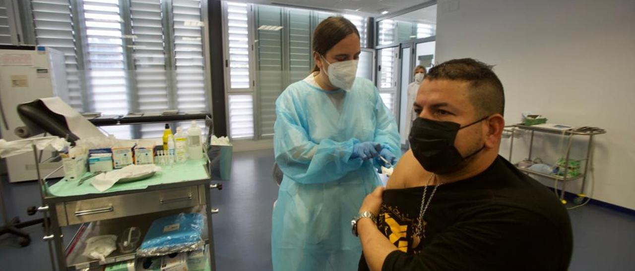 Vacunación este martes en el centro de salud de Juan XXIII, en Alicante