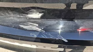 Arrestan en Xàbia a un joven que, fuera de sí, ha lanzado por los aires mesas y sillas de las terrazas de hostelería y adoquines