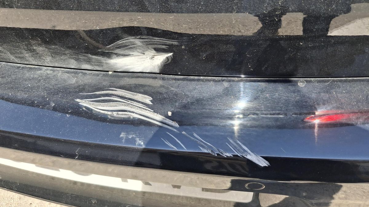 Daños en un coche por el impacto de un adoquín