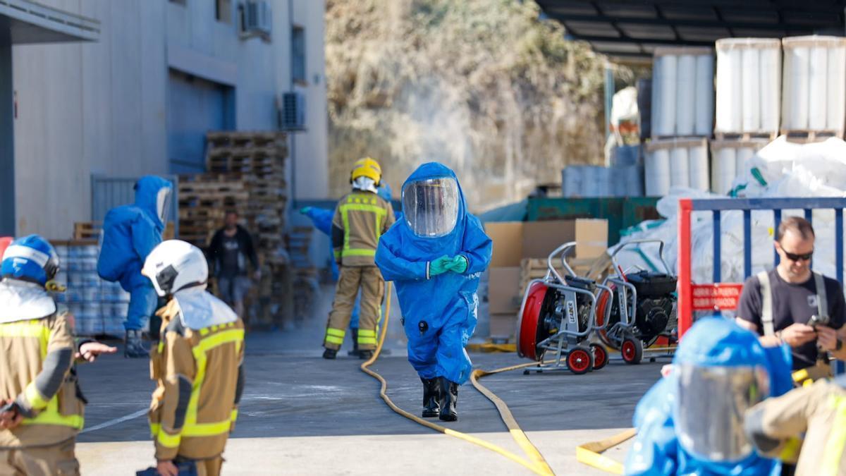 Imatges dels Bombers de la Generalitat treballant en la fuita al polígon de Bufalvent de Manresa