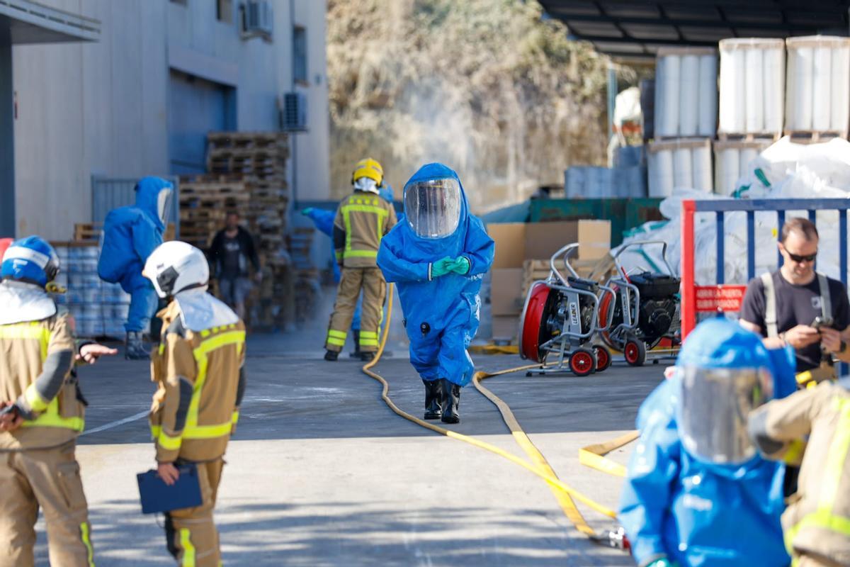 Imatges dels Bombers de la Generalitat treballant en la fuita al polígon de Bufalvent de Manresa