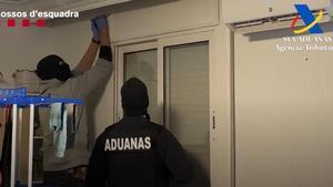 Dos agentes descubren parte de la droga en uno de los pisos intervenidos.