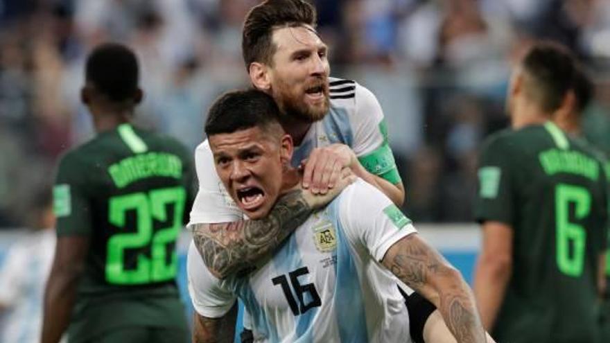 Rojo i Messi, els dos golejadors argentins, celebren la diana que els va donar l&#039;accés als vuitens de final