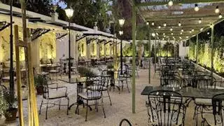 Una ciudad con árboles y tiendas en este restaurante de Sevilla: ya puedes hacer tu reserva