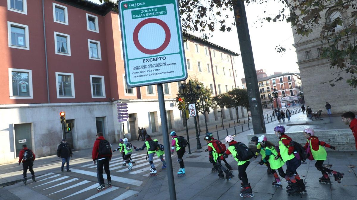 Señal informativa sobre la Zona de Bajas Emisiones en Zaragoza.