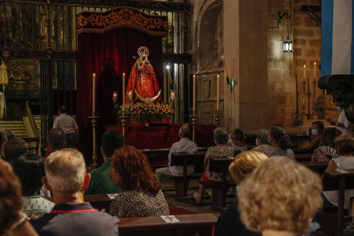 Imagen de la última novena de la Virgen de Guadalupe del Vaquero, que también tuvo lugar en Santiago.