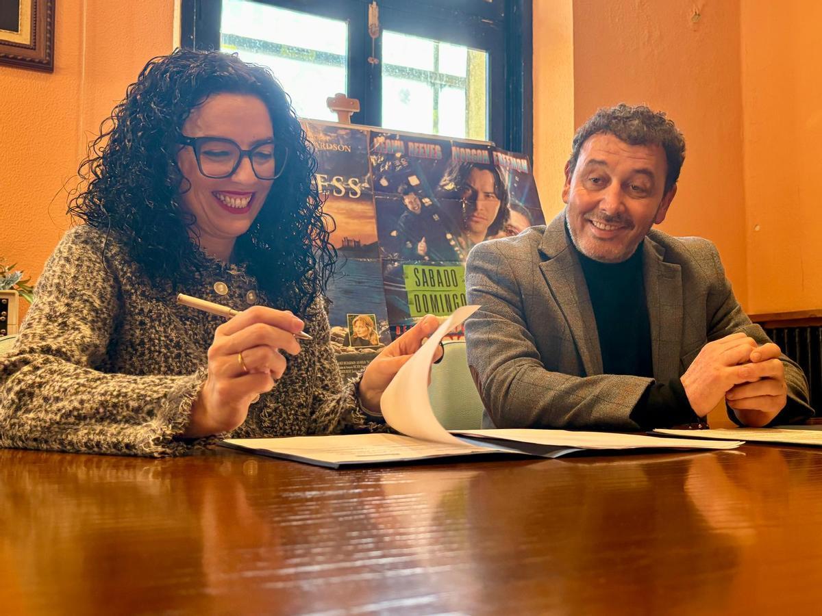 La consejera de Cultura, Vanessa Guriérrez, y el alcalde de Laviana, Julio García, firman el convenio para la rehabilitación de la fachada del Cine Maxi