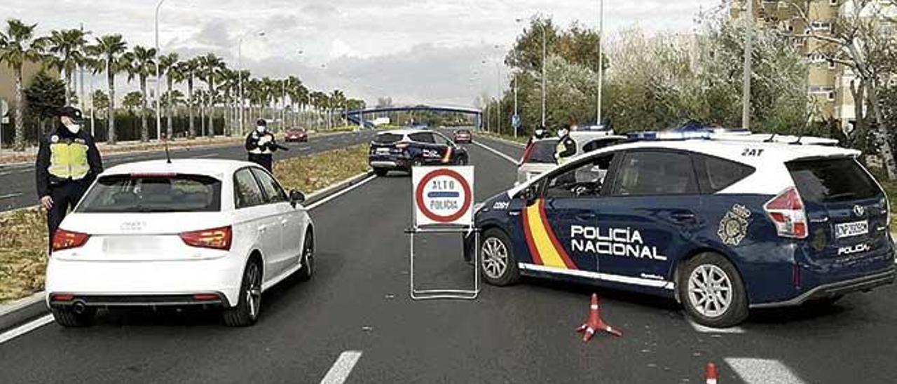 Uno de los controles policiales realizado en Palma durante el periodo de estado de alarma.