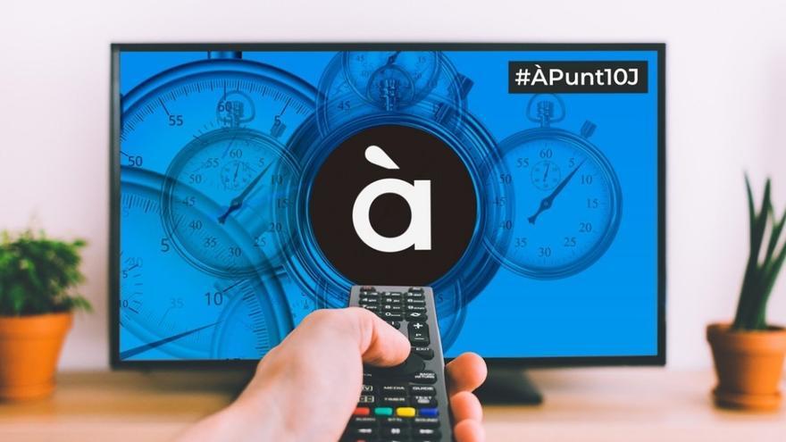 Un mando ante una pantalla de televisión con el símbolo de Àpunt