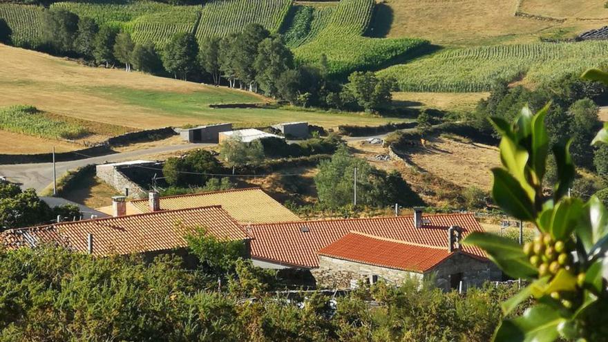 Vista general de la aldea de Bustelos y su entorno. | // J.L.R. JÁCOME