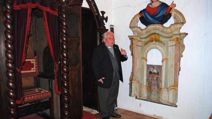 Agustín Hevia Ballina, junto a la pieza rehabilitada, en el santuario de Lugás.