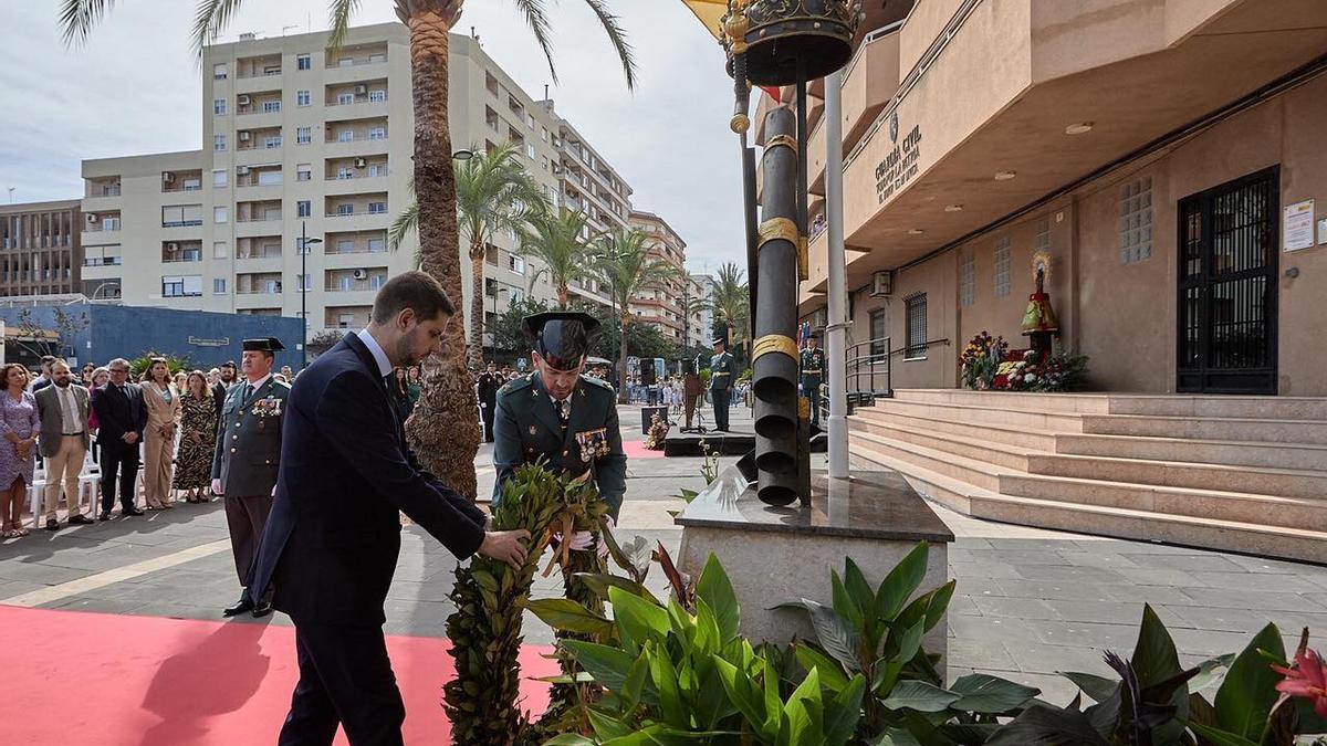 El alcalde de Gandia, José Manuel Prieto, junto al jefe de la Guardia Civil, en una celebración del 12 de Octubre en el cuartel de Gandia.