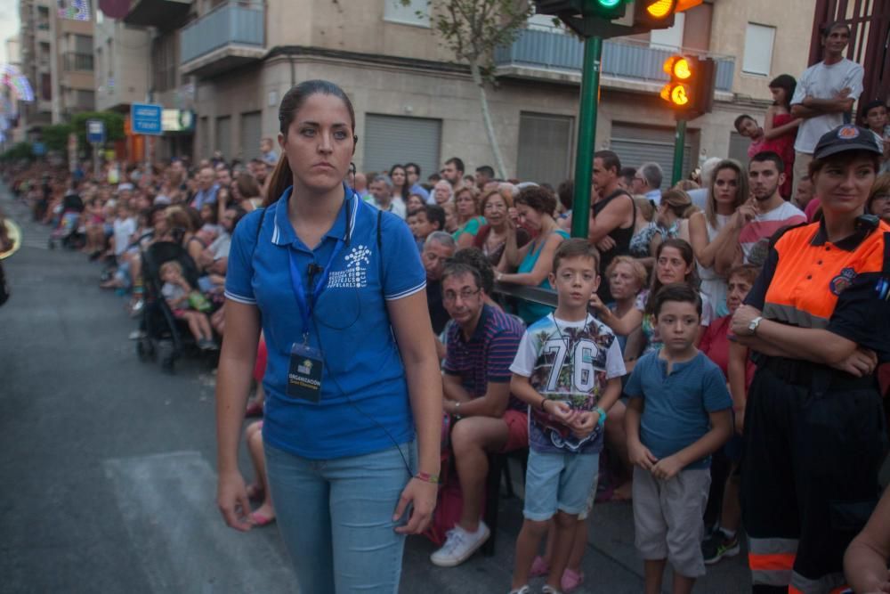 Desfile colorido de las comisiones en Elche