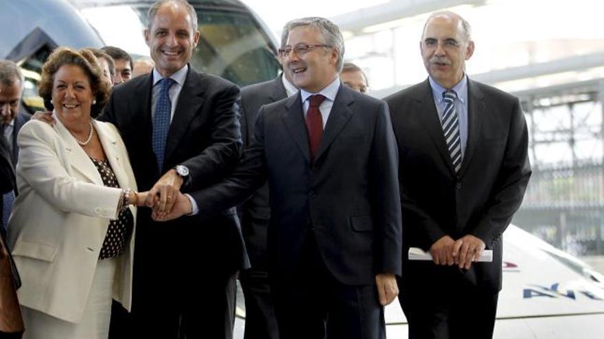 Jose Blanco, Francisco Camps y Rita Barberá a su llegada a la estación de Valencia, tras realizar el primer viaje en pruebas en el AVE Madrid-Valencia