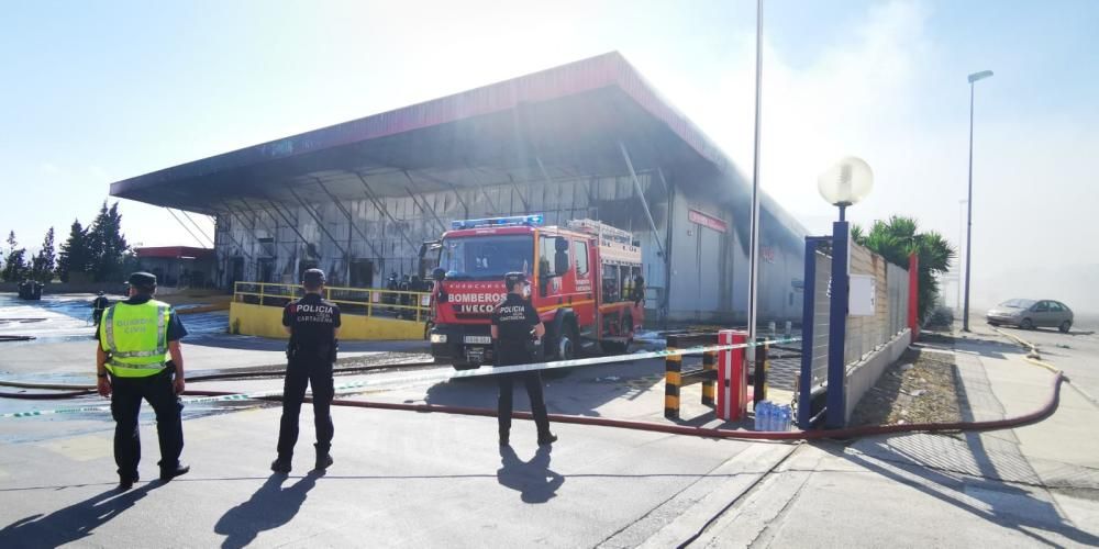 El fuego arrasa el Upper del polígono Cabezo Beaza de Cartagena