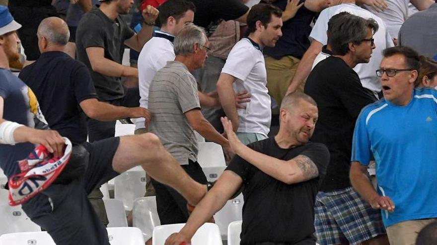 Hinchas rusos e ingleses se pelean en el estadio de Marsella.