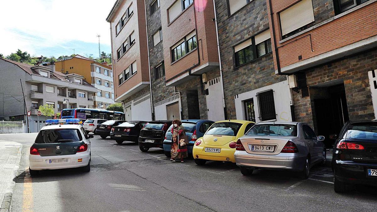 Un coche de la Guardia Civl, ante el edificio de Laviana donde ayer un hombre mató a su exmujer. |   // EFE