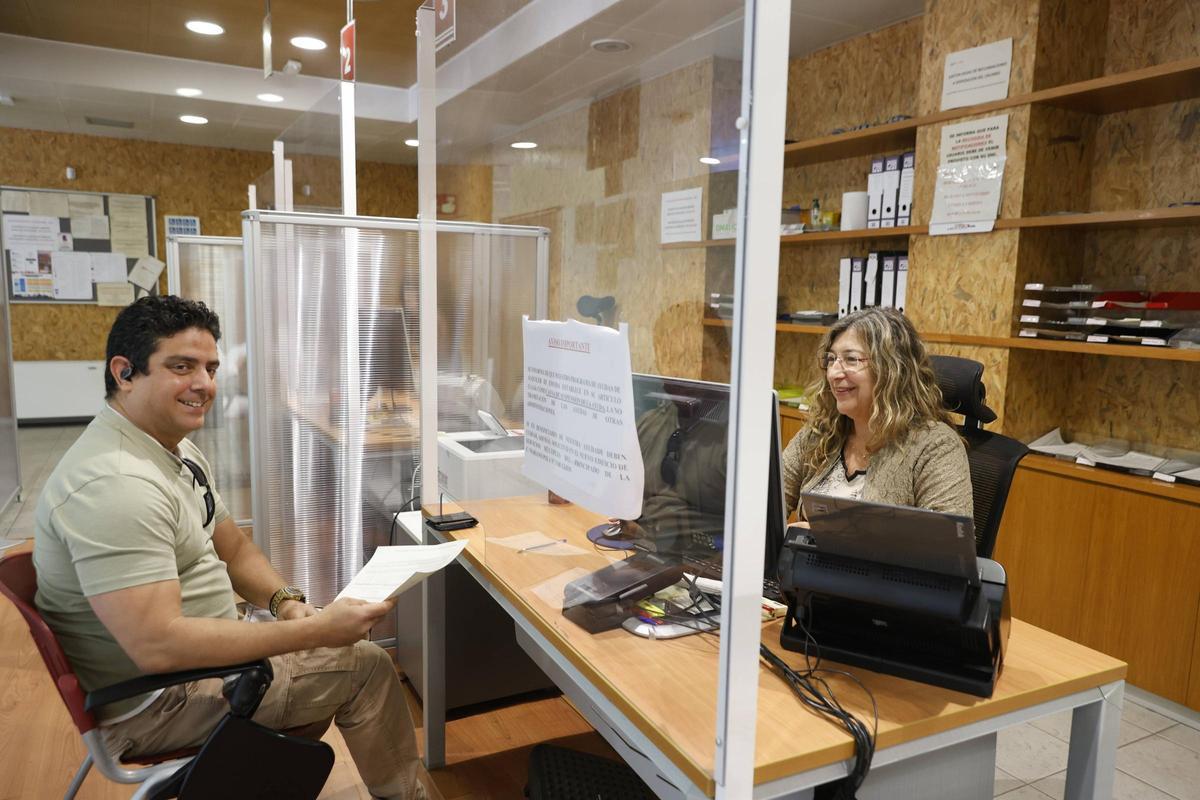 Dolores Boya ,trabajadora de Emvisa, atiende a Daisel Lozada.