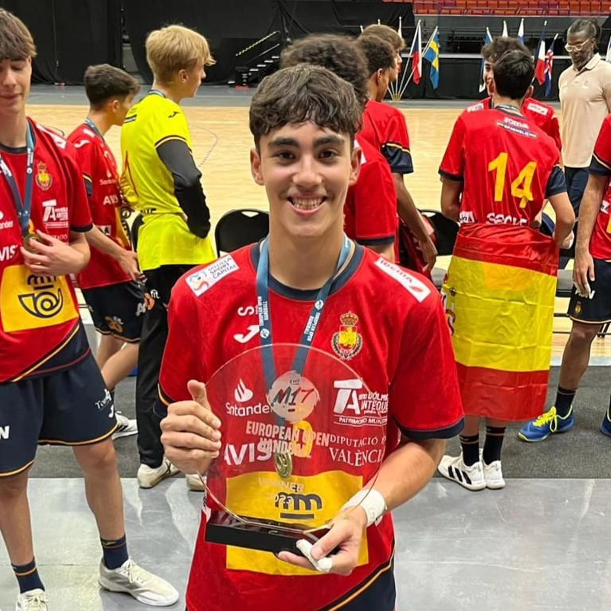Sergio Gutiérrez recibe un premio tras un partido con la selección