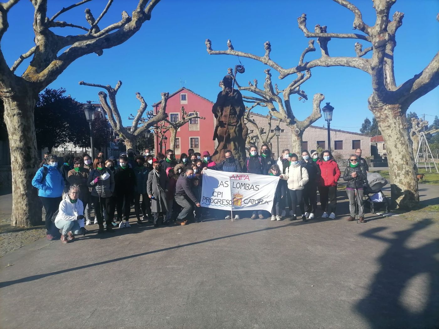 Un momento de la ruta para descubrir petroglifos, cruces de piedra, molinos y demás elementos que enriquecen la oferta patrimonial y turística de Catoira.