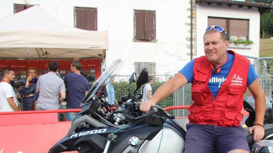 Javier Díaz, con su moto, al final de la etapa en Urdax.