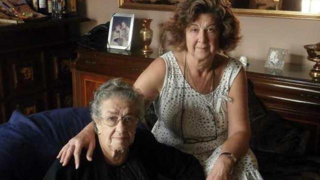 Mª Francisca Arlandis y su madre, en su casa de Benissa.