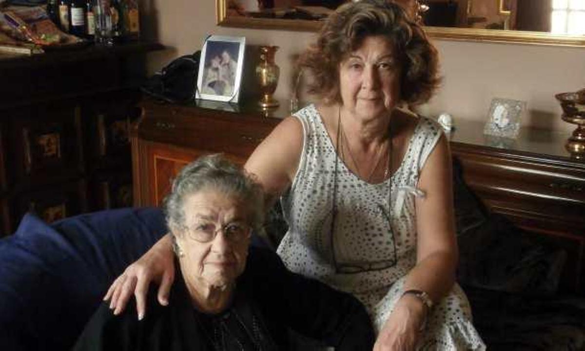 Mª Francisca Arlandis y su madre, en su casa de Benissa.