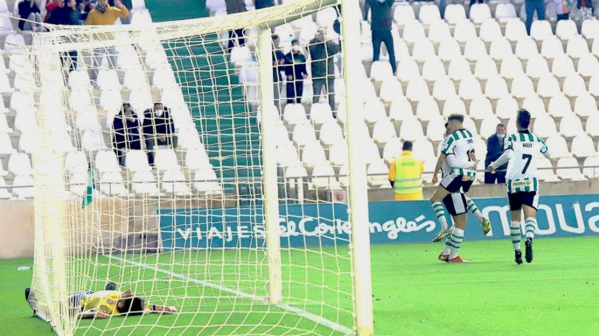 Fuentes abraza a Simo en la celebración de su gol ante el Vélez.