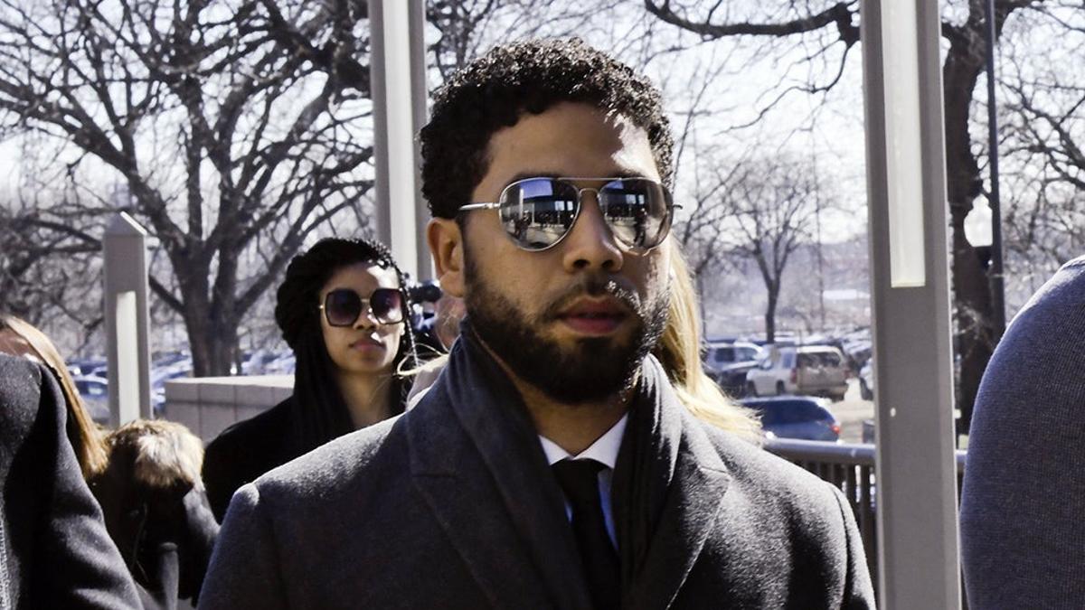 Jussie Smollet con gafas de sol a la salida del tribunal penal en Chicago