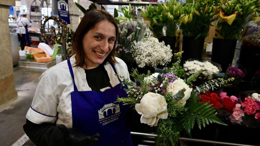 Loly muestra un arreglo recién hecho para ramo de novia con peonías y eucalipto frescos. | Rafa Vázquez