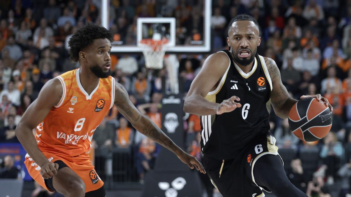 El alero colombiano del Asvel Villeurbanne Braian Angola (d) supera al escolta dominicano del Valencia Jean Montero durante el partido de Euroliga entre el Valencia y el Asvel Villeurbanne , este jueves en el Roig Arena . EFE/Miguel Ángel Polo
