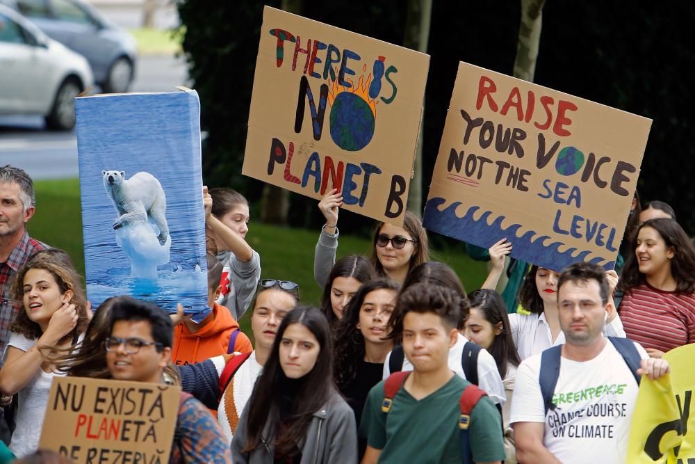 Miles de jóvenes se manifiestan en Nueva York contra el cambio climático.