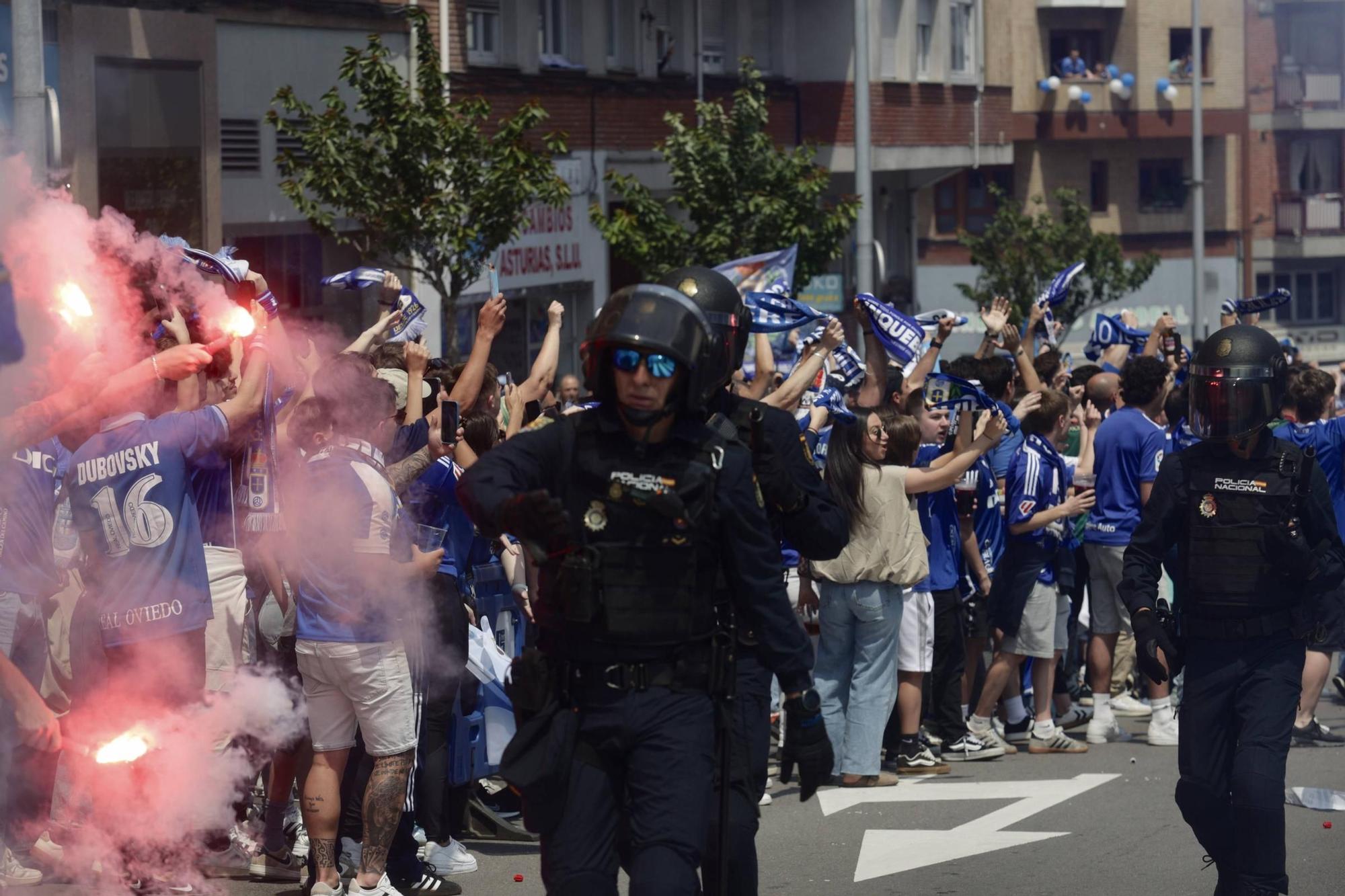 EN IMÁGENES: Ambientazo en la valiosa victoria del Oviedo contra el Zaragoza