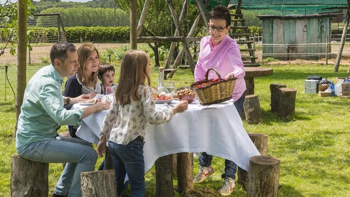 Carme Ruscalleda, en una imagen de la campaña de 'Benvinguts a pagès', que forma parte de las actividades de madrina de Catalunya, Regió Europea de la Gastronomía 2016, de la cual la chef es madrina.