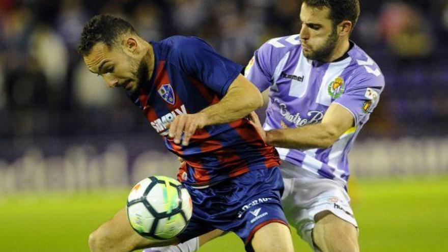 Mata apuntilla a un Huesca que llegó a igualar un 2-0 con diez jugadores (3-2)