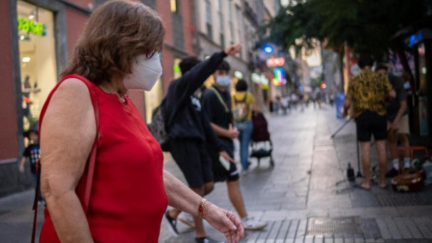 Una mujer transita por las calles de Santa Cruz de Tenerife.