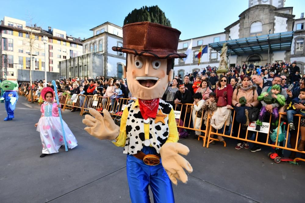 El desfile de Carnaval inunda de gente, color y humor el centro de Pontevedra