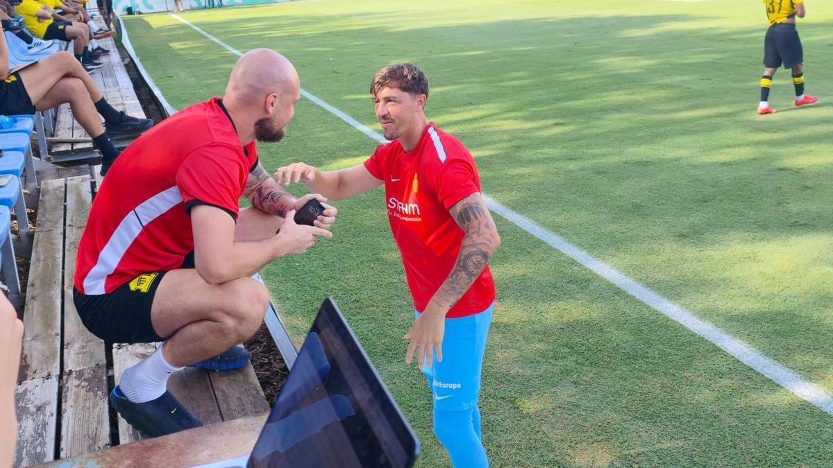 Rajkovic saluda a Raíllo en el Banús Football Center.