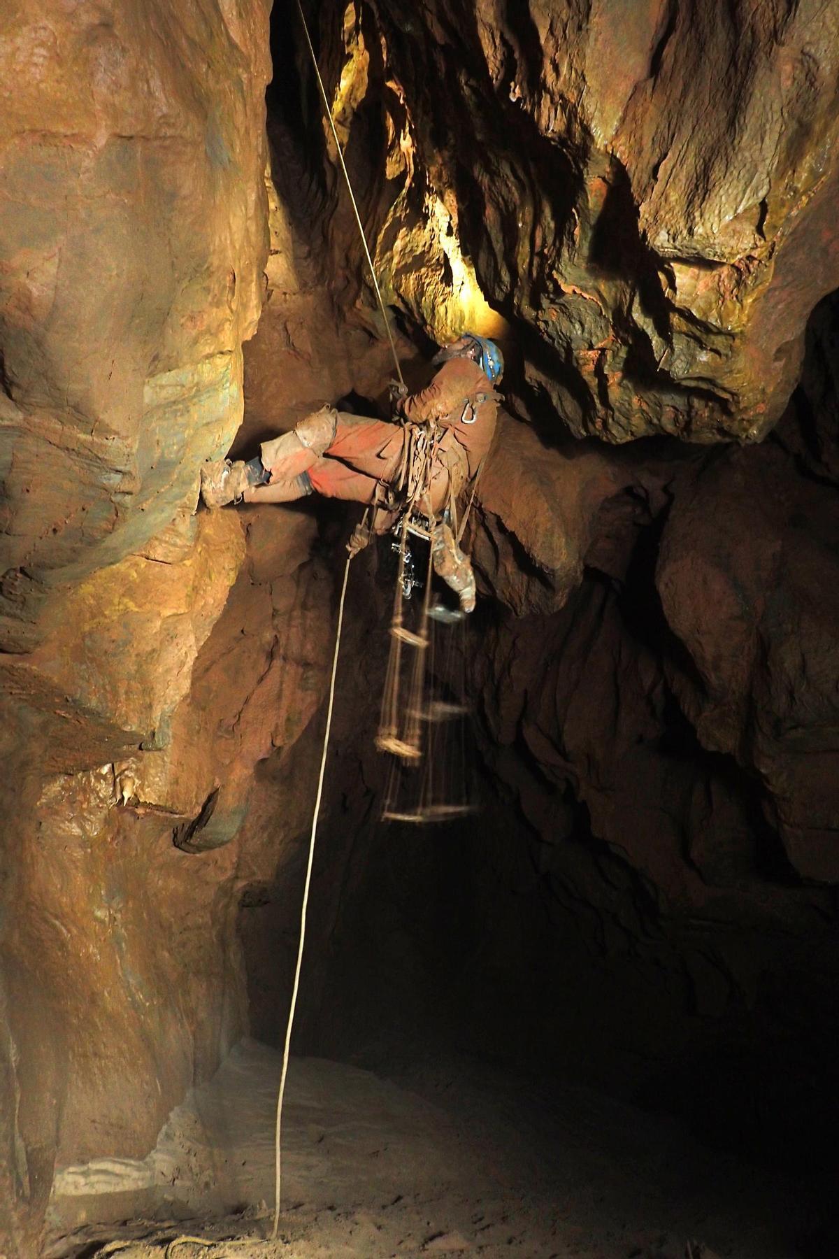Escalada en la Sala de la Matèria Orgànica, en la Sima Posos.