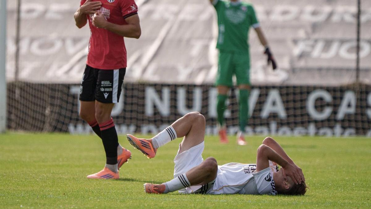 Un jugador del Castilla, dolorido el domingo en el partido ante el Mérida.