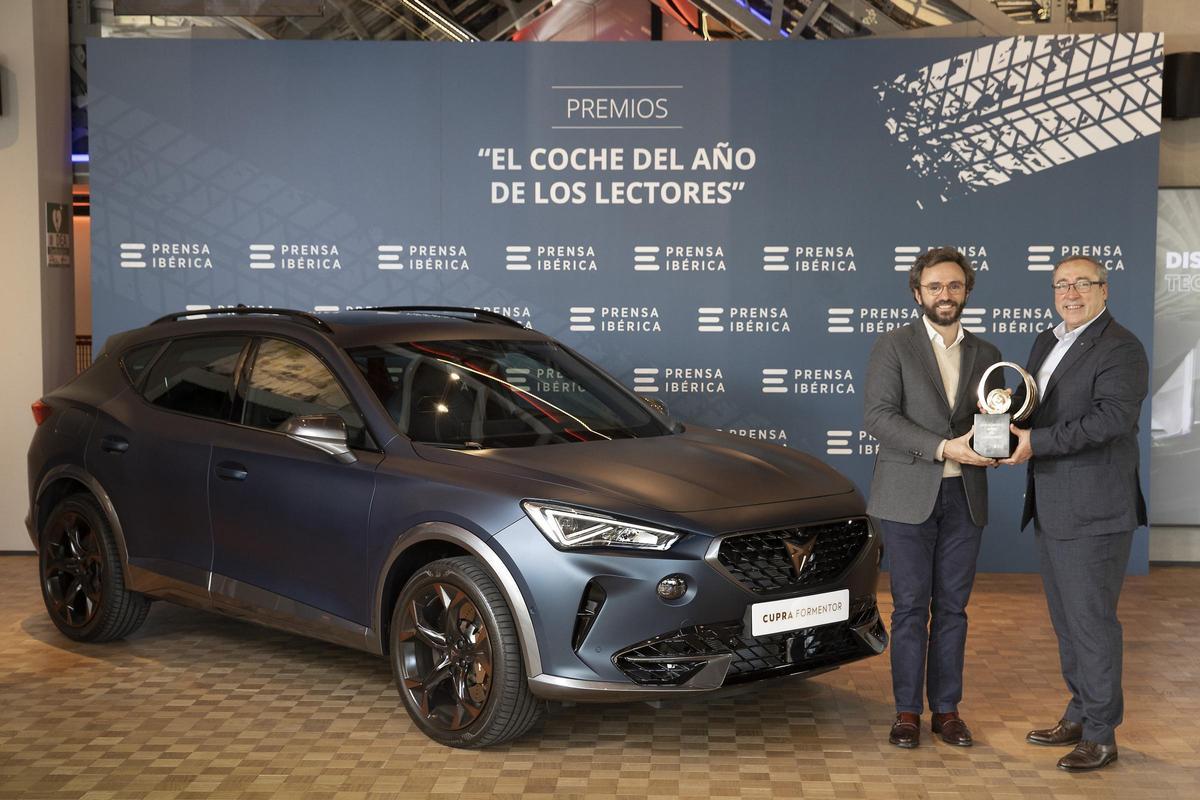 Aitor Moll, CEO de Prensa Ibérica, fue el encargado de entregar el premio Coche del Año de los Lectores 2021 de Prensa Ibérica a Mikel Palomera, Director General de Seat y Cupra España.