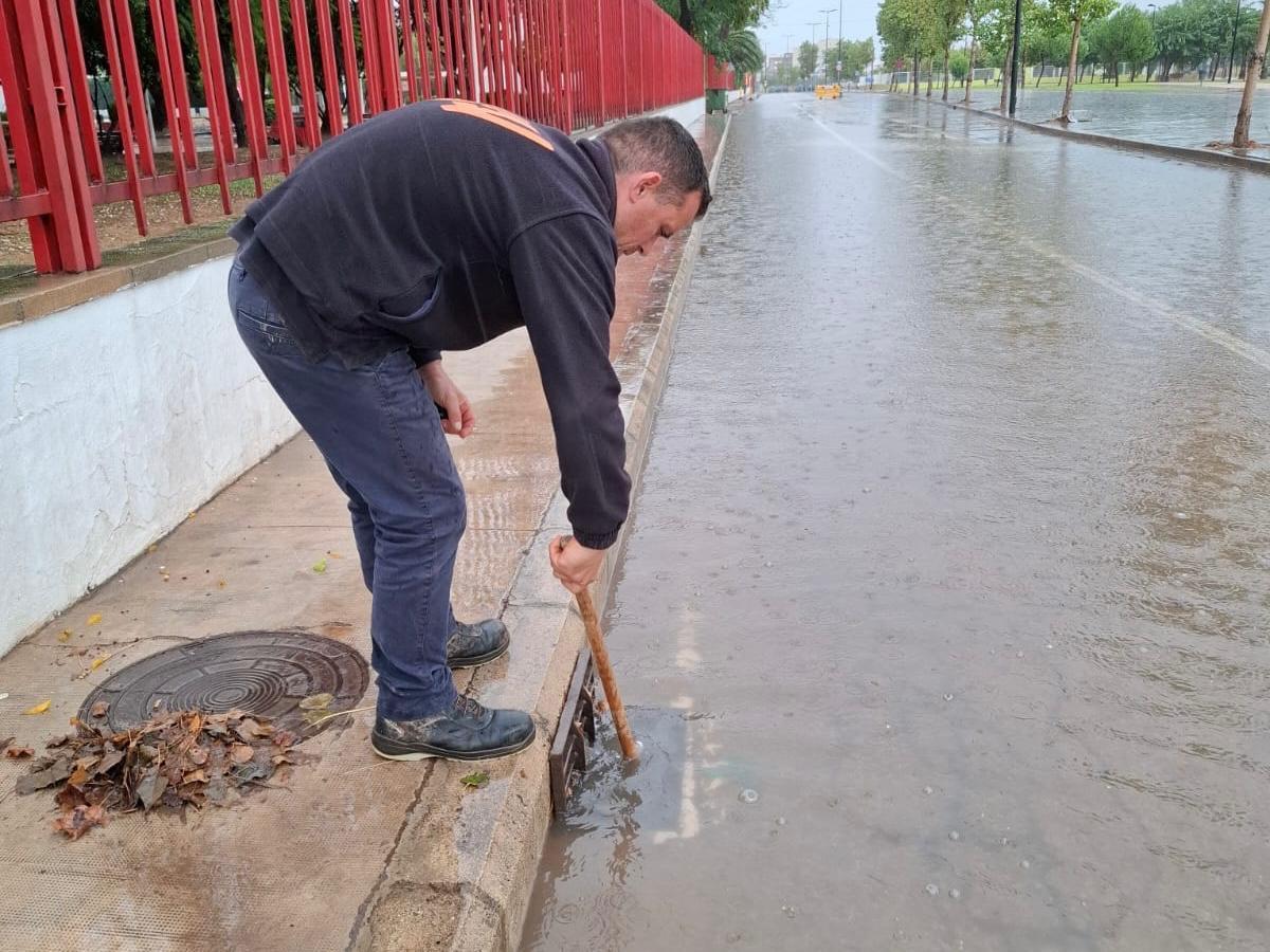 Trabajos en los imbornales de Catarroja, este viernes