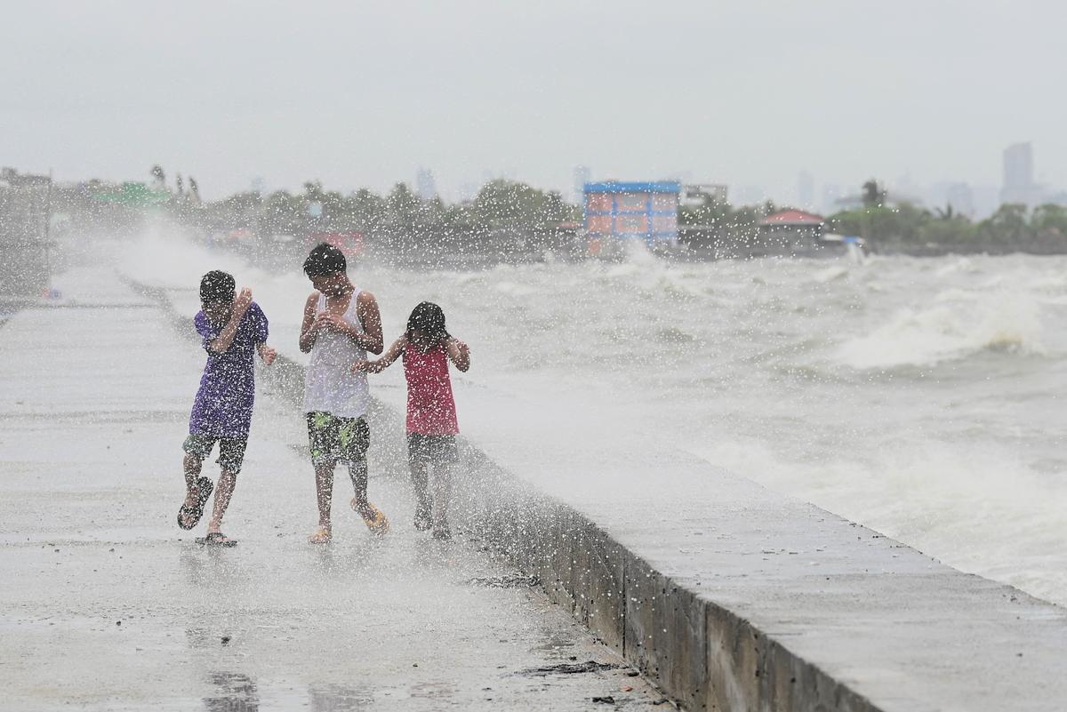 Un muerto y miles de desplazados tras el paso del tifón Doksuri por el norte de Filipinas