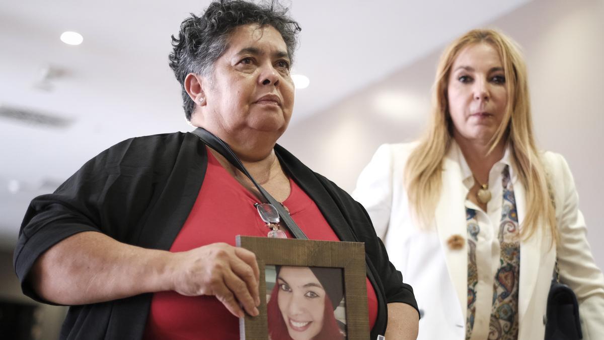 La madre de Romina Celeste, Miriam Rodríguez, junto a su abogada, Emilia Zaballos, antes de la rueda de prensa que ofreció este viernes