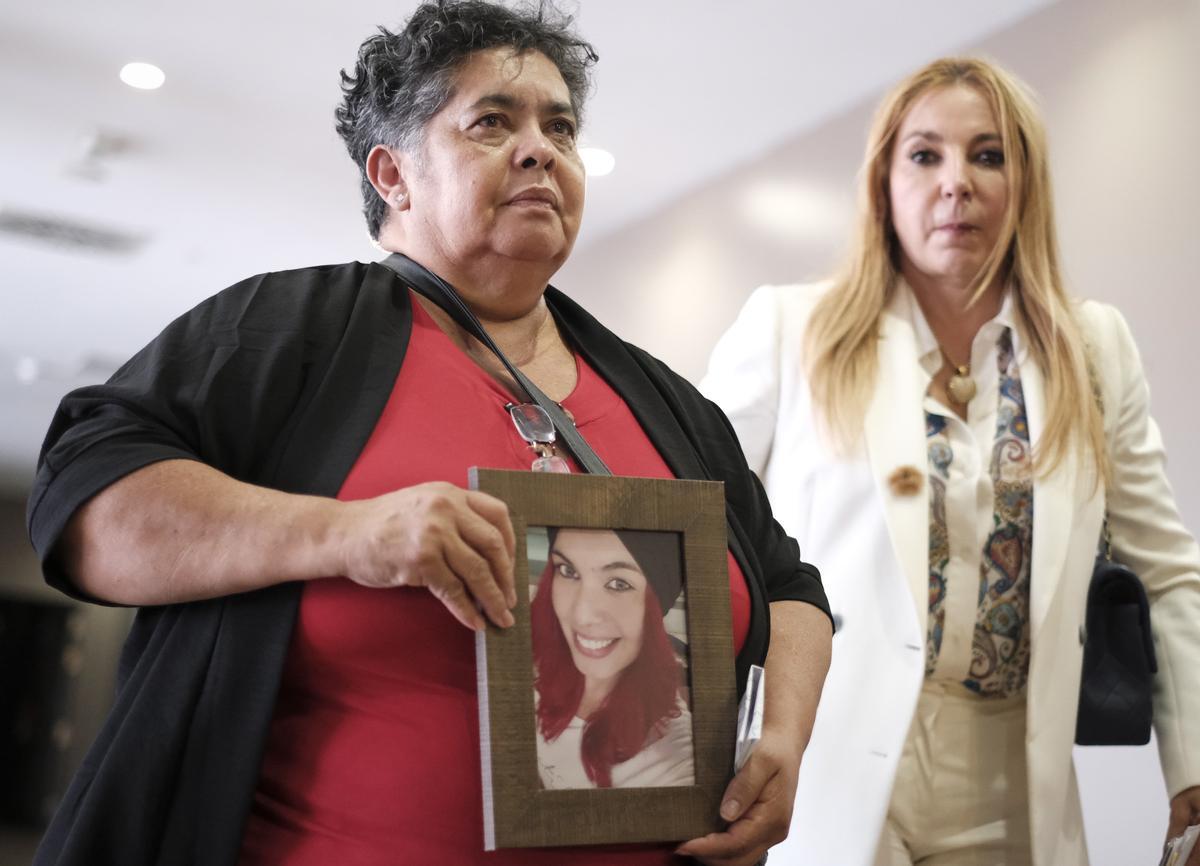 La madre de Romina Celeste, Miriam Rodríguez, junto a su abogada, Emilia Zaballos, antes de la rueda de prensa que ofreció este viernes