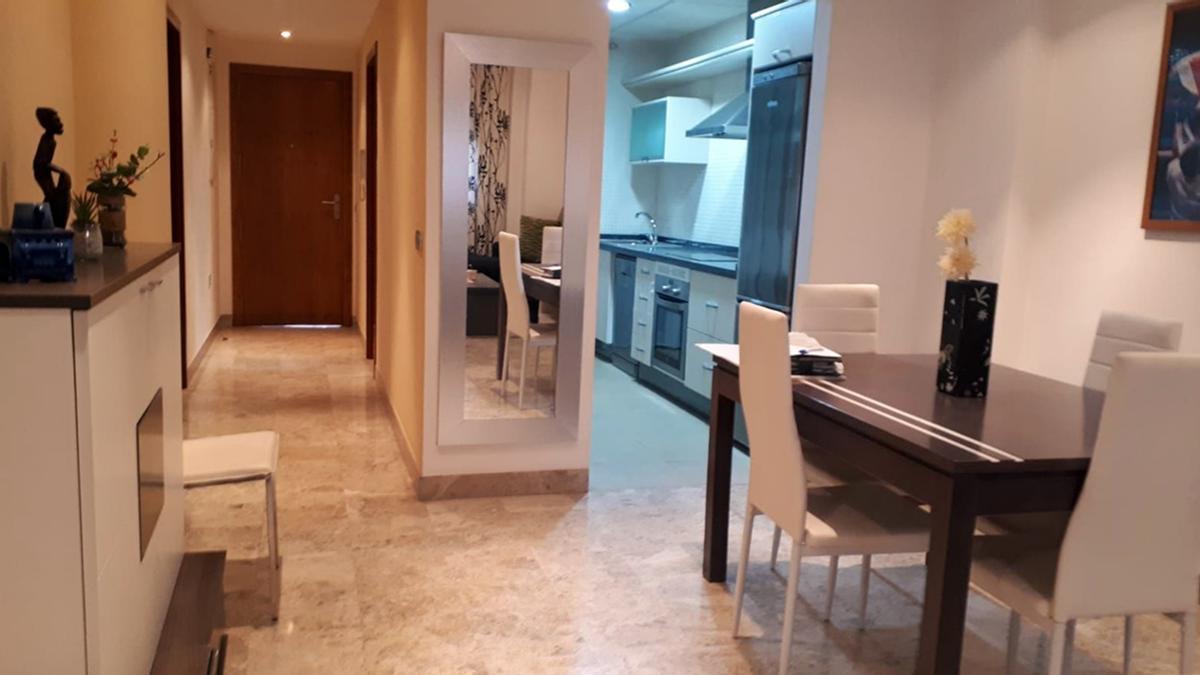 Parte del salón, entrada y cocina del inmueble.