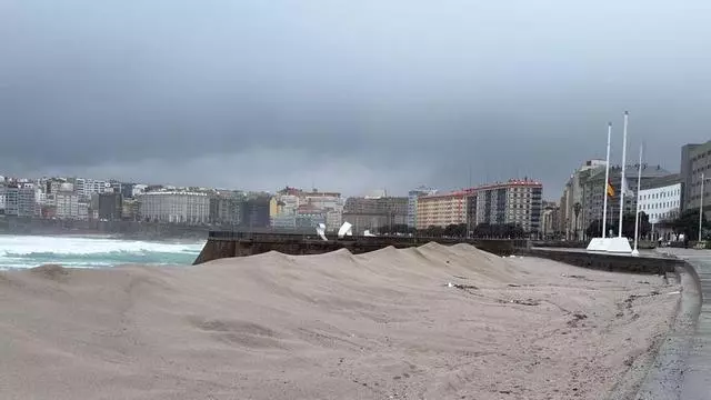 La playa de Riazor, acordonada ante la borrasca Ingrid