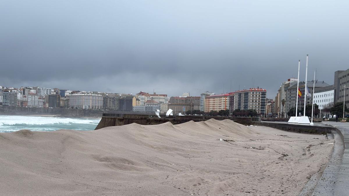 La playa de Riazor, acordonada ante la borrasca Ingrid
