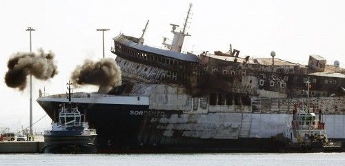 EL BUQUE INCENDIADO ULTIMA LAS MANIOBRAS DE ATRAQUE EN EL PUERTO DE SAGUNTO