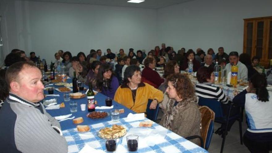Los vecinos de Arrabalde, en la cena solidaria del pasado sábado.
